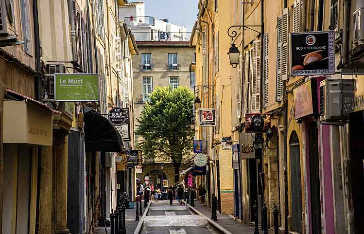 Comment installer un monte meuble dans une ruelle à Aix en Provence ?