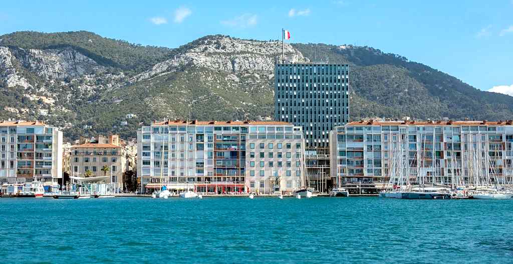 Toulon et les déménagement d'entreprises avec un monte meuble