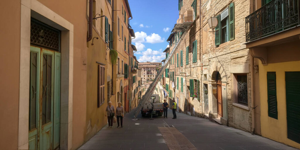 Monte meuble dans une rue étroite